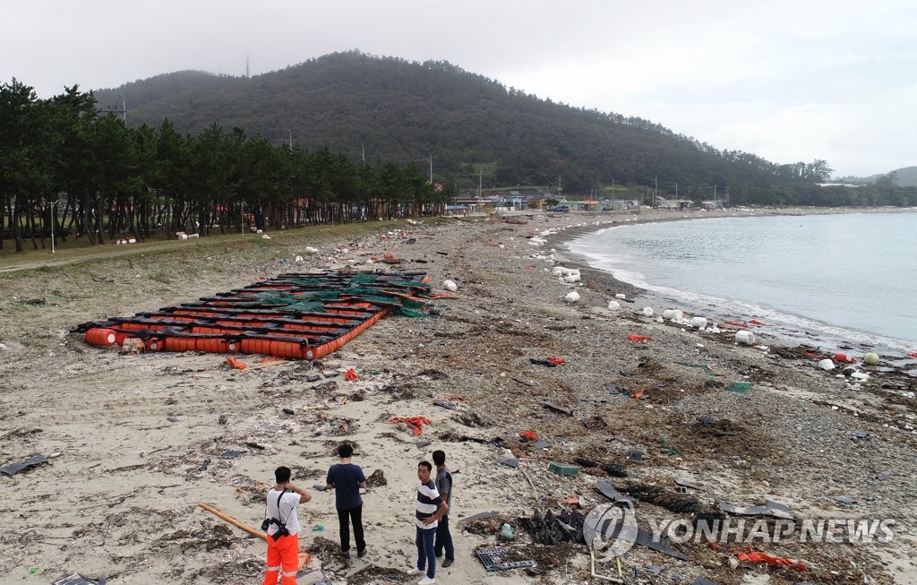 태풍의 영향으로 자갈밭으로 변한 모래사장