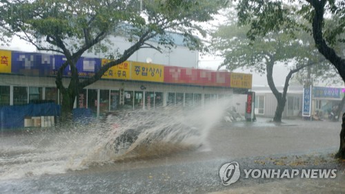 폭우 쏟아지는 서귀포 도로 / 독자 제공-연합뉴스