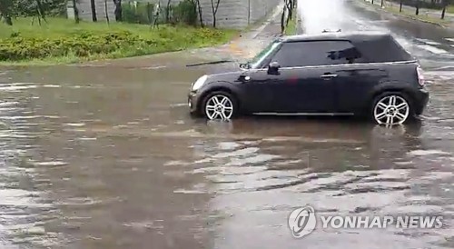 1일 호우특보로 많은 비가 내린 제주 서귀포시에서 물이 찬 도로에 차량이 멈춰 있다 / 서귀포소방서-연합뉴스