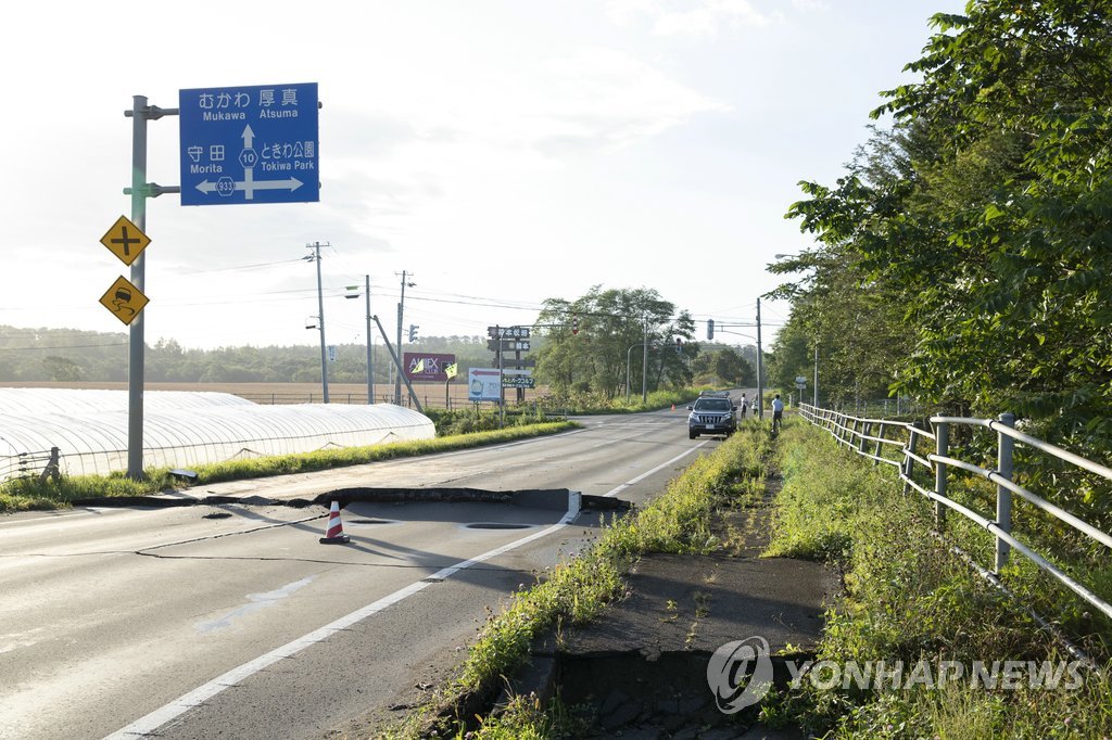 日홋카이도 규모 6.7 강진…10여명 중경상에 295만가구 정전