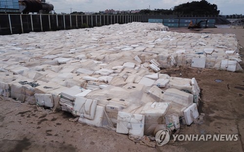 This photo shows an open-air yard in Dangjin, 120 kilometers south of Seoul, full of collected mattresses on Sept. 7, 2018. (Yonhap)