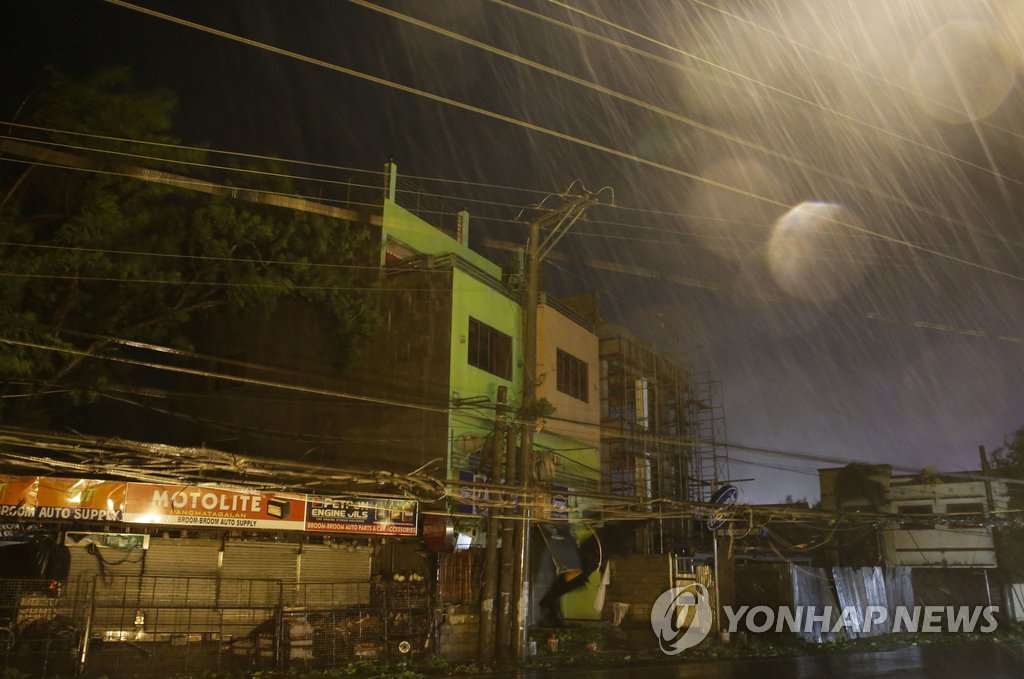 슈퍼 태풍 '망쿳'이 쏟아내는 장대비