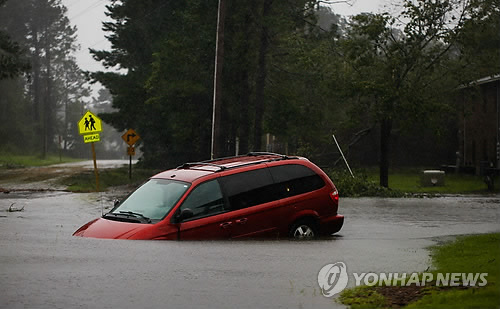 허리케인 '플로렌스'가 미국 남동부를 강타한 가운데 14일(현지시간) 폭우로 물에 잠긴 노스캐롤라이나주 뉴베른의 도로에 자동차 한 대가 버려져 있다/ 이하 연합뉴스