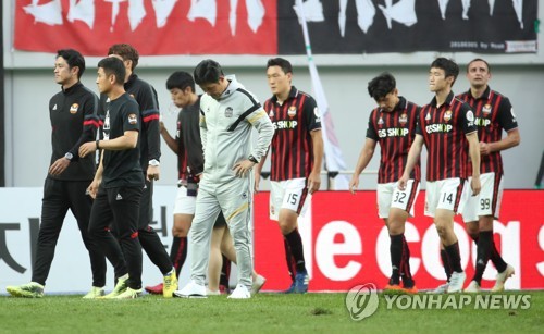 지난달 인천전 무승부 후 고개 숙인 이을용 FC서울 감독대행과 선수들 