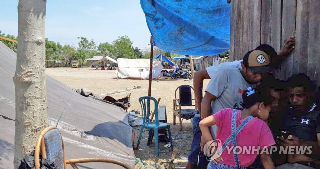 외부소식 살피는 지진 쓰나미 피해 주민들