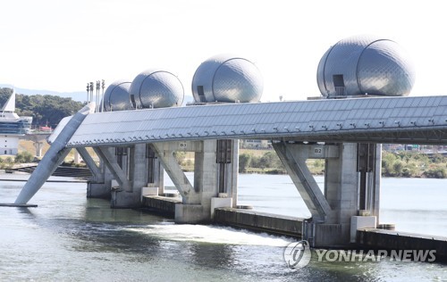 남한강 물 흘려보내는 이포보
