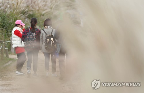 '쌀쌀해진 가을, 두꺼워진 외투' / 연합뉴스