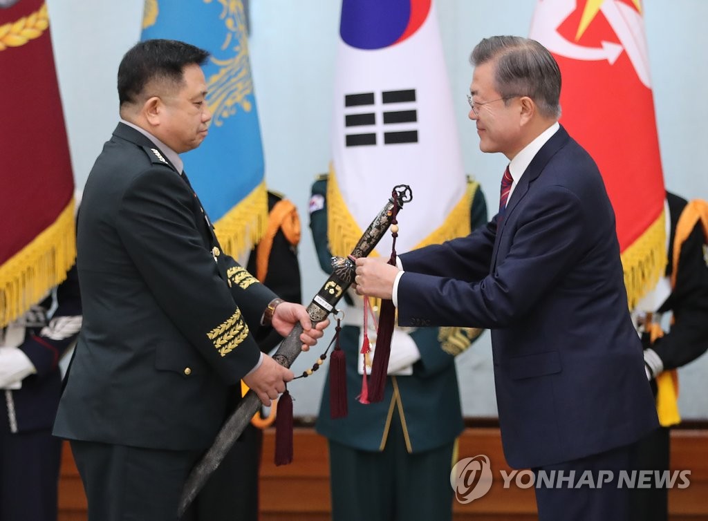 신임 합참의장 삼정검에 수치 수여하는 문 대통령