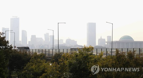 16일 오전 서울 여의도 일대가 미세먼지와 안개로 인해 희뿌옇게 보인다./연합뉴스