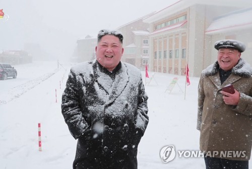 북한 김정은, 눈 맞으며 삼지연군 건설현장 시찰