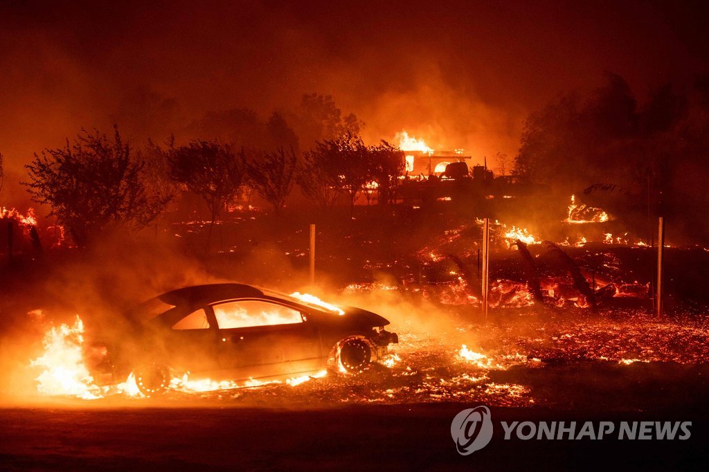 美 캘리포니아 산불…불길이 마을 통째로 삼켜