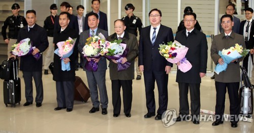 입국 환영 꽃다발받은 리종혁 부위원장