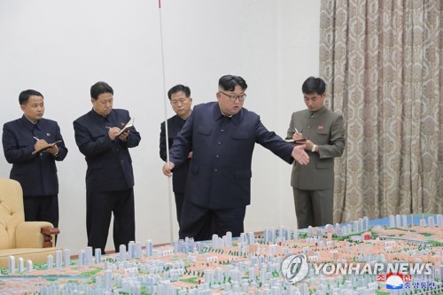 김정은, 북중접경 신의주 건설계획 지도