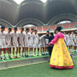 준우승 메달 받는 평양국제축구학교 학생들