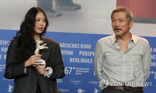 Actress Kim Min-hee (L) and director Hong Sang-soo of "On the Beach at Night Alone" pose for a photo during a news conference at the 67th Berlin International Film Festival on Feb. 18, 2017. Kim won the festival's Silver Bear for Best Actress for the film. (Yonhap)