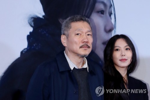 Hong Sang-soo (L), director of "On the Beach at Night Alone," and its lead actress Kim Min-hee pose for photos during a news conference for the film at a Seoul theater on March 13, 2017. (Yonhap)