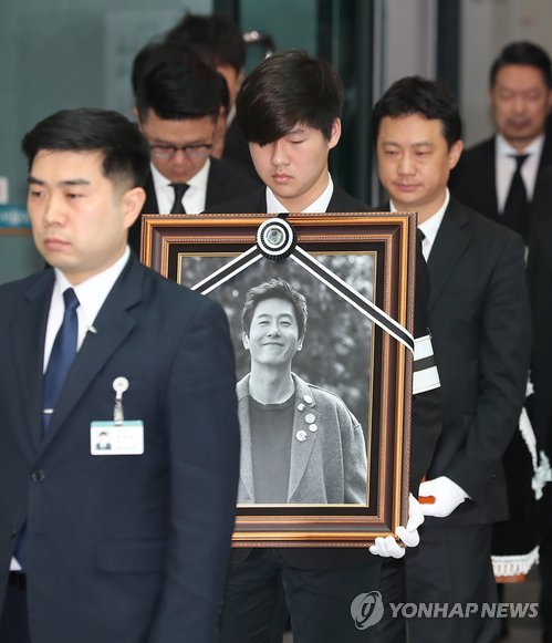 Members of a funeral procession for late actor Kim Joo-hyuk carry his portrait and coffin from Asan Medical Center in Seoul on Nov. 2, 2017. Kim died in a car crash on Oct. 30 at the age of 45. (Yonhap)