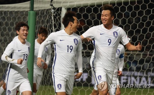 Đội tuyển bóng đá quốc gia Hàn Quốc kỷ niệm sau khi họ ghi một bàn thắng chống lại Nhật Bản tại Liên đoàn bóng đá Liên đoàn Bóng đá Đông Á tại sân vận động Ajinomoto ở Tokyo vào ngày 16 tháng 12 năm 2017. (Yonhap)