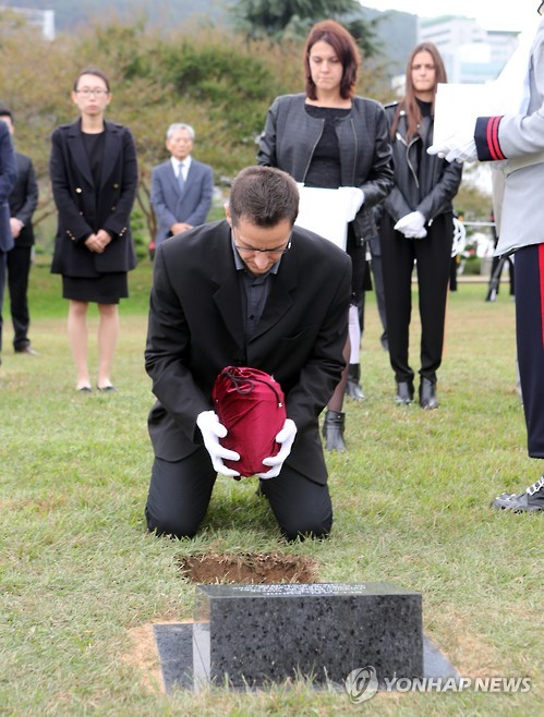 Vincent Desrivières, le fils de l'ancien combattant André Belaval, au cimetière commémoratif de l'ONU à Busan, le jeudi 27 octobre 2016.