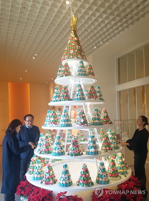Charity Christmas tree made of macarons