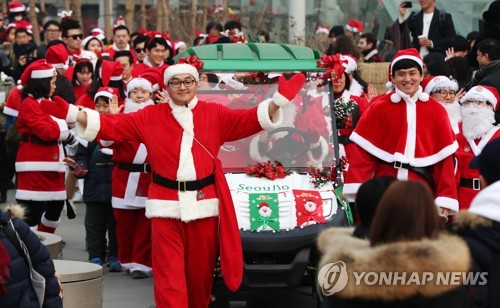 Santa parade on Seoullo 7017