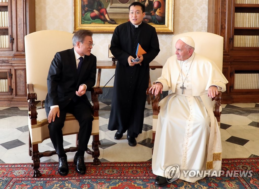 얘기 나누는 문 대통령과 프란치스코 교황